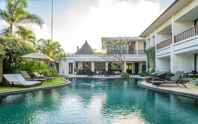 16 bedroom villa river side Legian