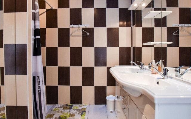 Charming Holiday Home in La Teste-de-buch With Swimming Pool