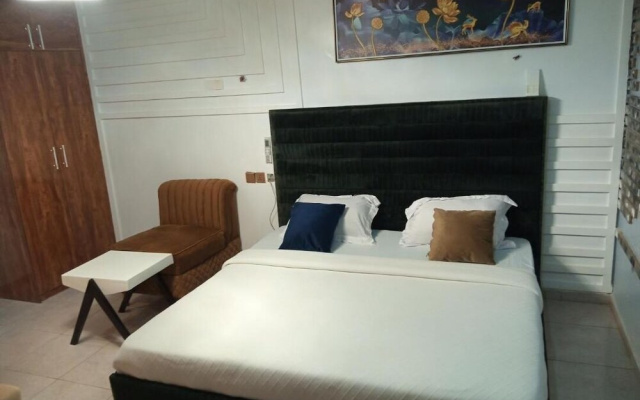 Crestwood Hotel And Suites