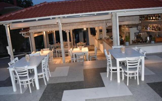 Irini Patira Apartments and Studios