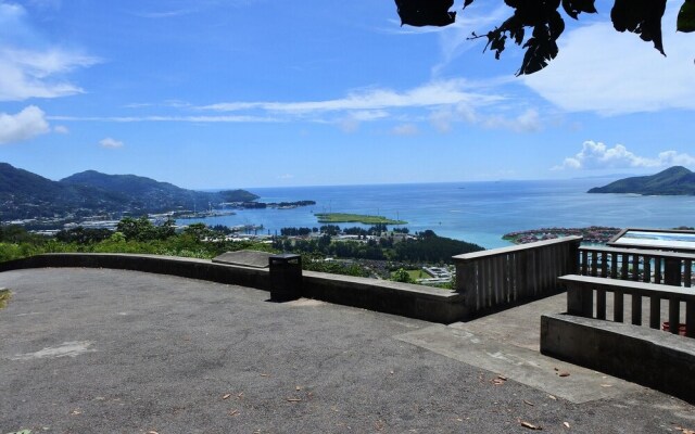 Studio in Mahe, With Wonderful sea View, Furnished Terrace and Wifi -