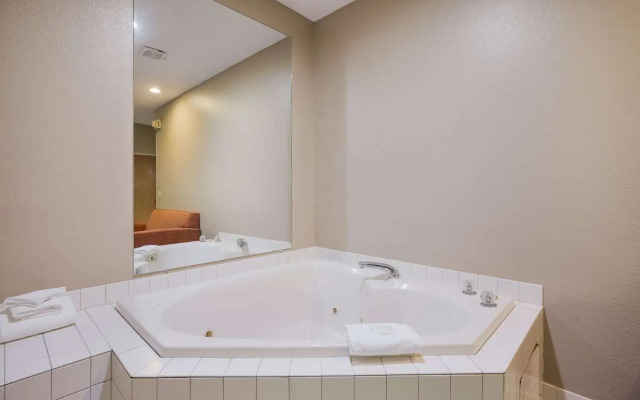 Sonesta Essential Hotels & Suites Kansas City/Blue Springs