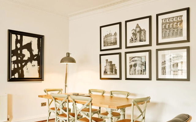 JOIVY Re-Imagined Flat in Georgian Architecture Townhouse