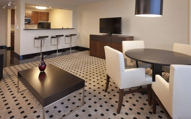 Delta Hotels by Marriott Milwaukee Northwest