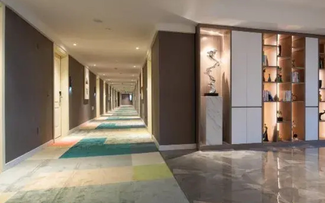 Baiyi Hotel (Yangcheng Lake Park Science and Technology City Neighborhood Center)