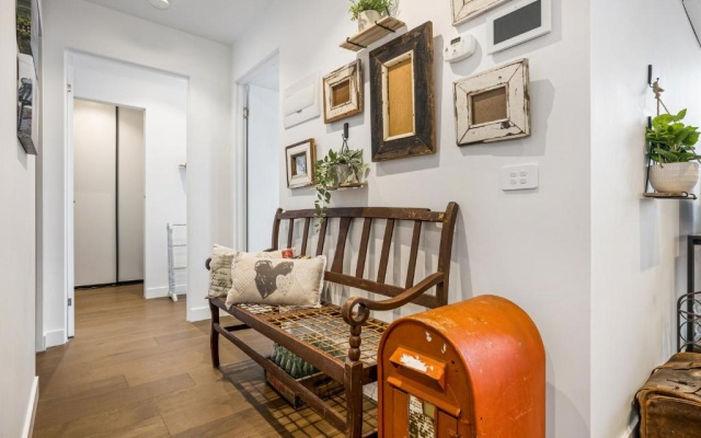 Luxury African themed apartment☆10min to MCG & Swan St☆On-site Parking☆Balcony☆Rooftop deck☆Gym☆ – Guest Rooms – Melbourne