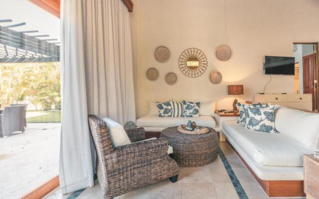 Tropical Villa With Pool at Green Village B843