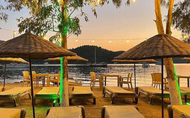 Marimare Beach & Bungalow Hotel