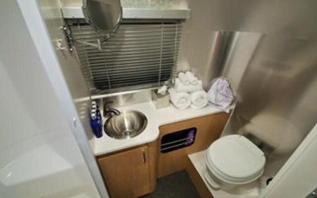 Metro Hotel and Cafe