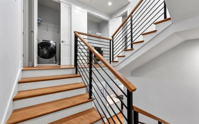 Luxurious Midtown Home Rooftop Views by Silverx