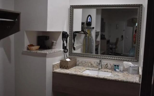 Grand Villa Inn & Suites - Humble