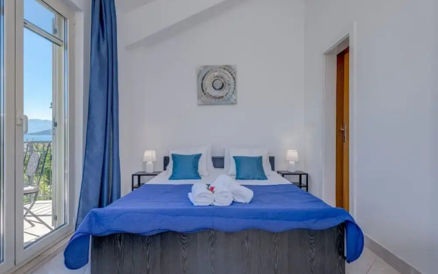 Seaside Getaway Holiday Home With Patio Slatine