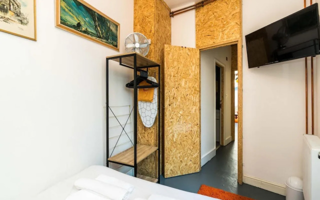 1 Bedroom House With an Edge in King Cross