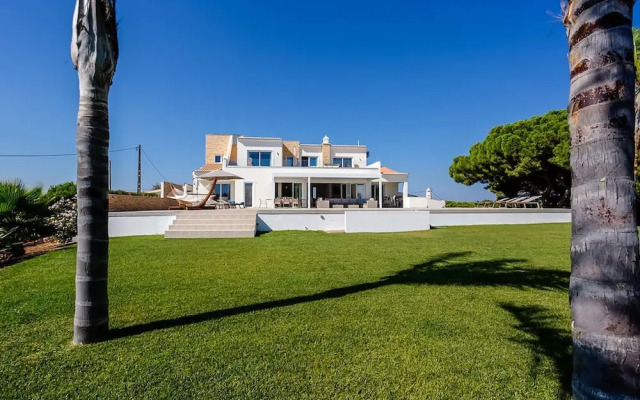 Goldeneye Luxury 6 Bedroom Villa With Infinity P