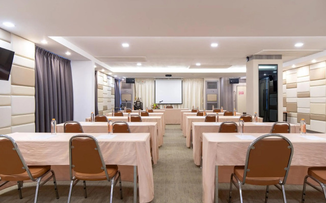 Leenova Hotel