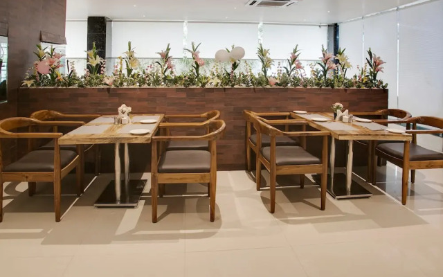 OYO 14745 Veeraj Suites