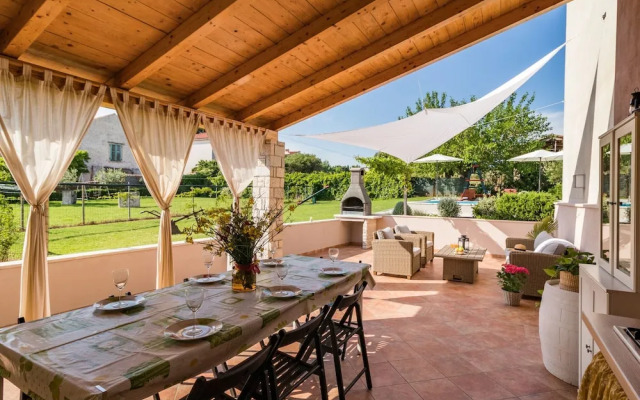 Apartment With Private Pool in Pula
