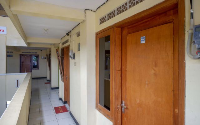 RedDoorz Syariah near GOR Satria 4