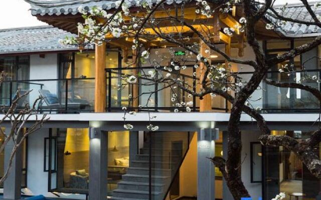 Tengchong and Shunhai Yan College Inn