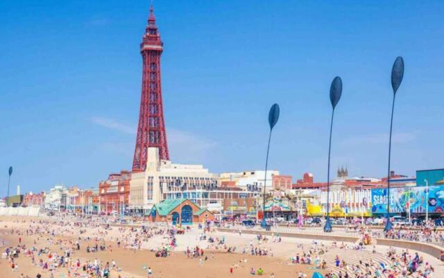 Avril Apartments by CityNest1