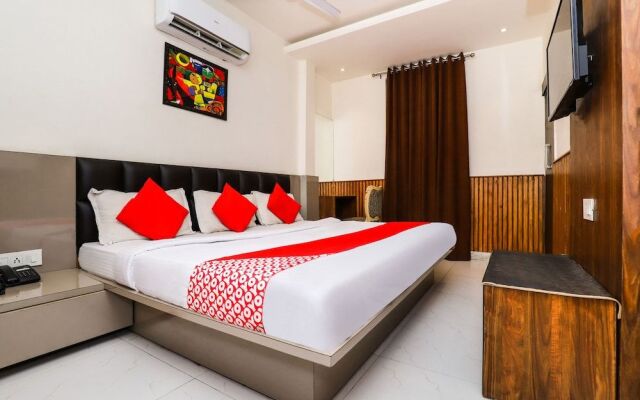 OYO 28373 Hotel Shri Sai