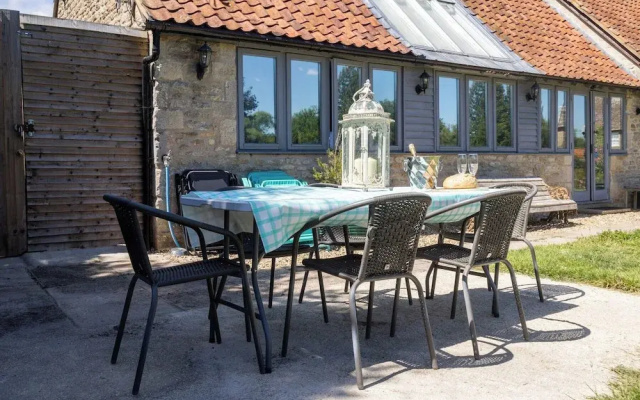 The Dovecote, Rowden Manor- Sleeps 6 & Parking