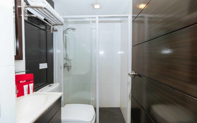 RedDoorz near Quezon City Circle
