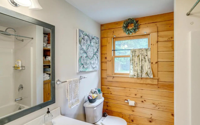 Spacious Wilmington Cabin: Walk to Lake