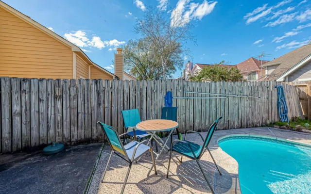 Beat the Heat in Katy w Pool