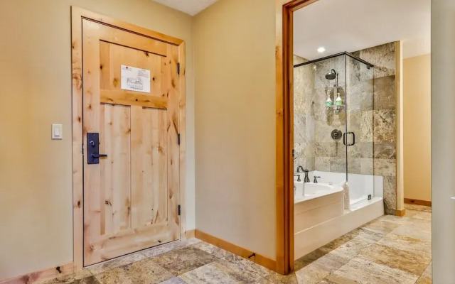 Rundle Cliffs Lodge by Spring Creek Vacation