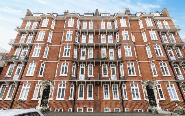 Stylish 3 Bedroom Flat with balcony is West Kensington