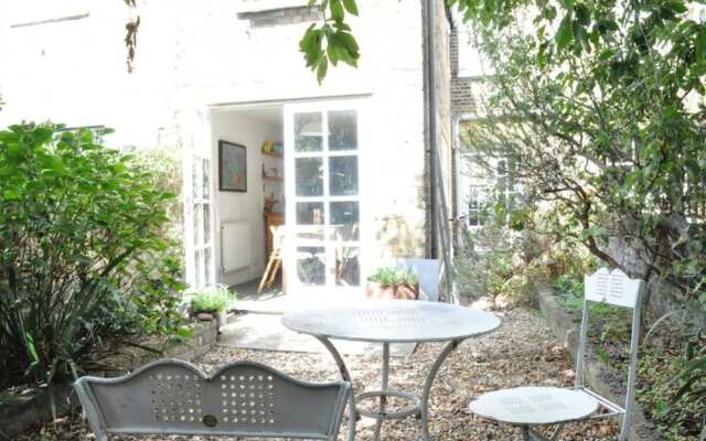 Charming 2 Bedroom House With Garden in East London