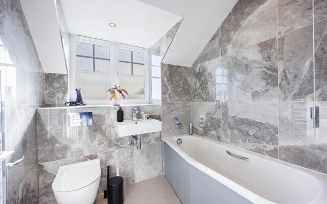 Large 4 Bed Townhouse in Uxbridge Sleeps 9
