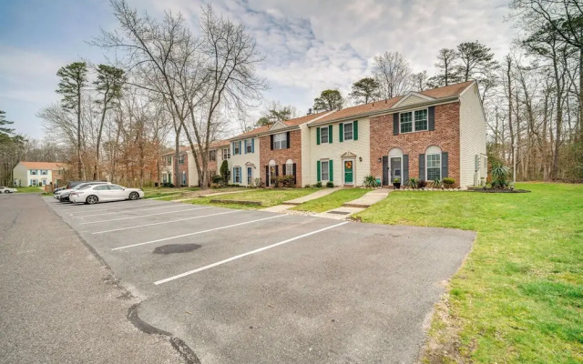Galloway Townhome w/ Private Deck: Near Casinos!