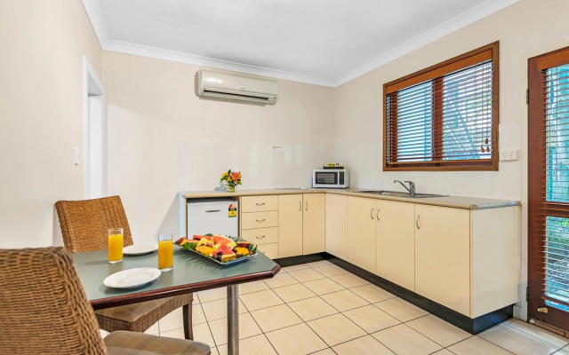 Bay Village Tropical Retreat & Apartments