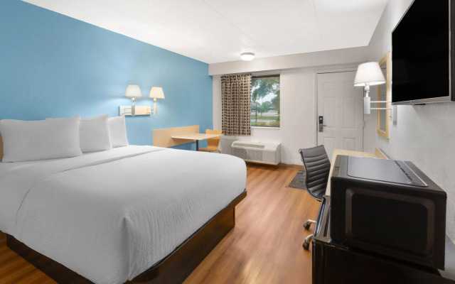 Travelodge by Wyndham Madison Heights MI