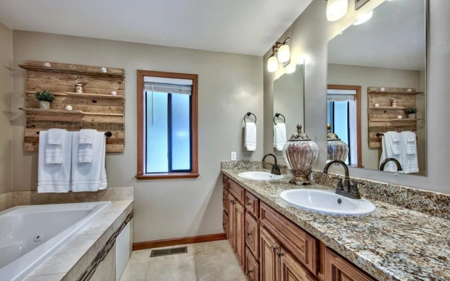 1760t Thunderbird Cabin 3 Bedroom Home