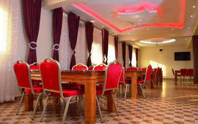 Mak-Queen Hotel