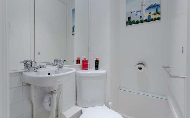 2 Bedroom House in Maida Vale With Balcony