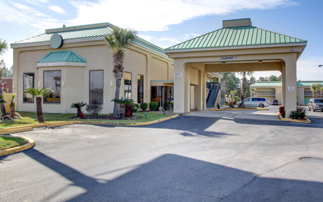 Econo Lodge Inn & Suites