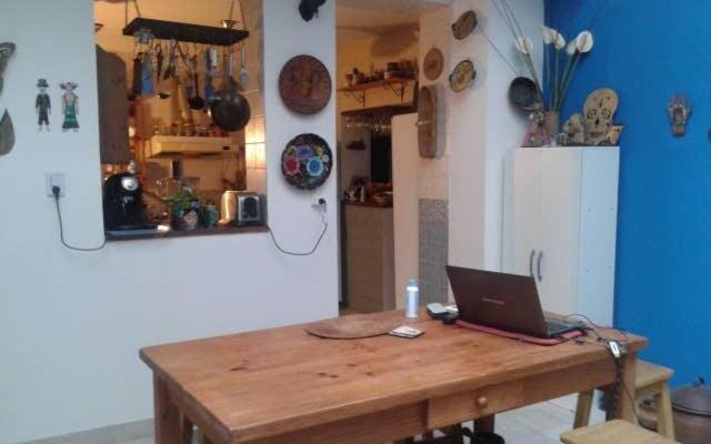 Monoambiente con baño privado y cocineta dentro de casa
