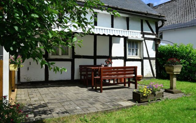 Bright Apartment in the Sauerland with Conservatory, Large Terrace And Awning