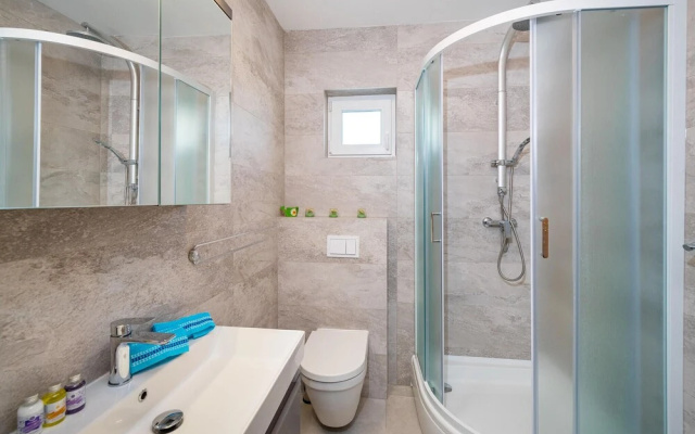 Amazing Home in Turanj With 3 Bedrooms, Jacuzzi and Wifi