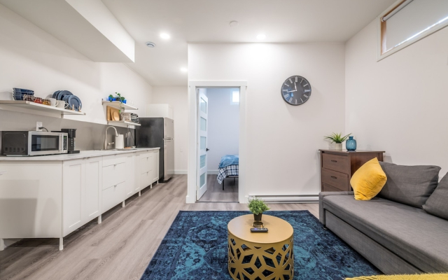 Spacious Newly Renovated 1 Bedroom Suite