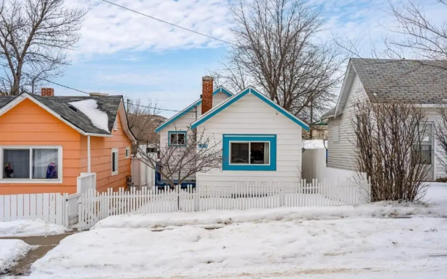 Triceratops Landing I Fire Place I Games I Netflix