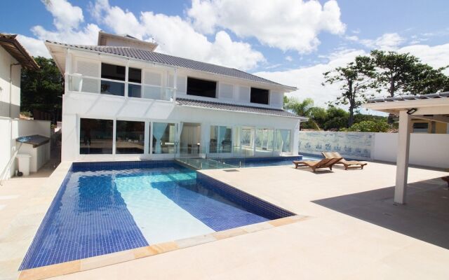 Mansão Pé na Areia Ferradura com 4Suítes