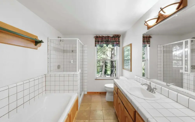 Paradise Pines 3BR Secluded Cabin Minutes in Tahoe Donner!
