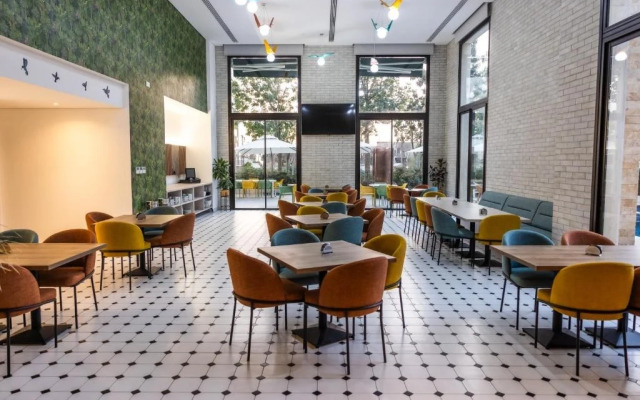 Le Grove Hotel