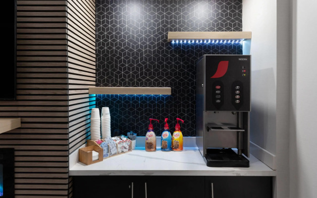 La Quinta Inn & Suites by Wyndham Houston Bush IAH South