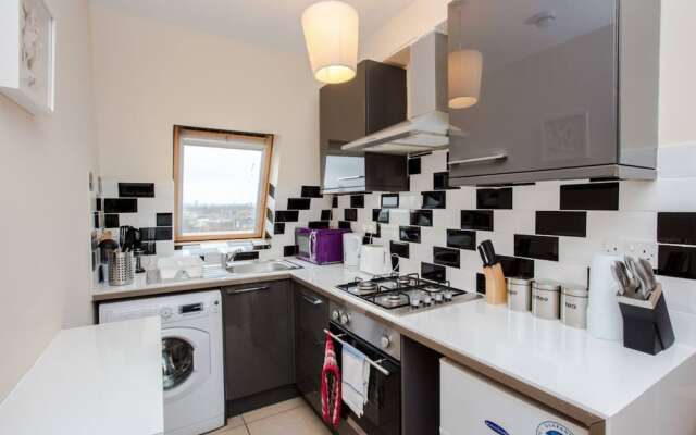Top Floor Studio Next to Clapham Junction Station